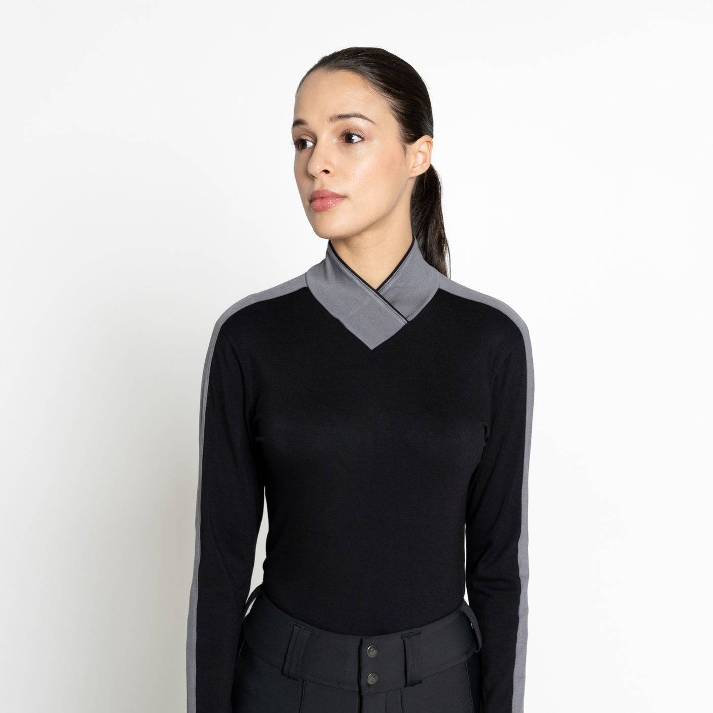 Equestrian Éco Collection Long Sleeve Airweight V-Neck Shirt “Onyx”